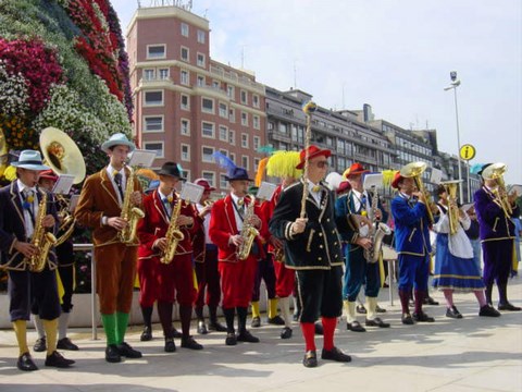 Francia, i musicisti del gruppo folkloristico con il maestro Baroncini